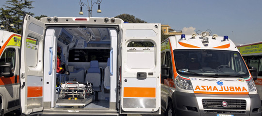 Camion con tifosi Juve urta i cavi del tram a Torino: 6 feriti, 2 gravi