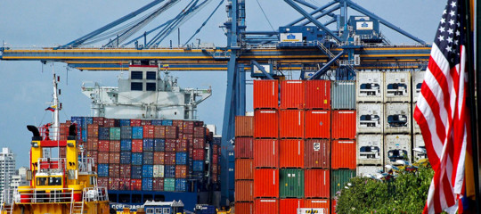 Commercio estero: Istat, ad aprile export -0,9%, import +2,4%