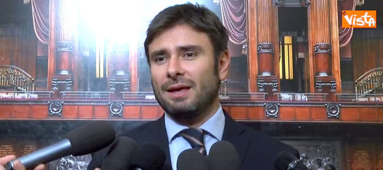 Di Battista: "Il veto di Mattarella su Savona è inaccettabile"