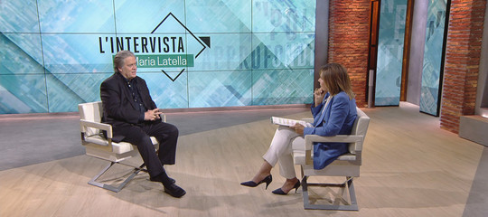 "Tutto il mondo guarda l'Italia, con Savona l'economia riprenderà". Cosa ha detto Bannon a SkyTg24