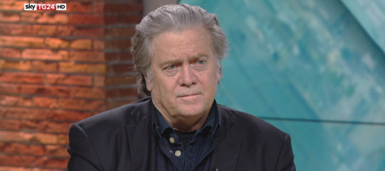 "Tutto il mondo guarda l'Italia, con Savona l'economia riprenderà". Cosa ha detto Bannon a SkyTg24