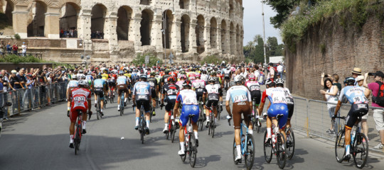 Troppe buche sulle strade di Roma, accorciata l'ultima tappa del Giro