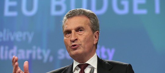 Tutte le gaffe di Oettinger, il commissario europeo forse tradito da una sintesi sbagliata