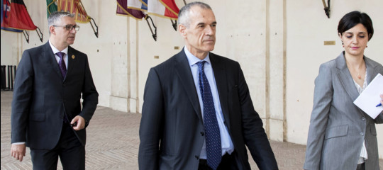 Frenata sul governo Cottarelli, domani tornerà al Quirinale. Voto più vicino