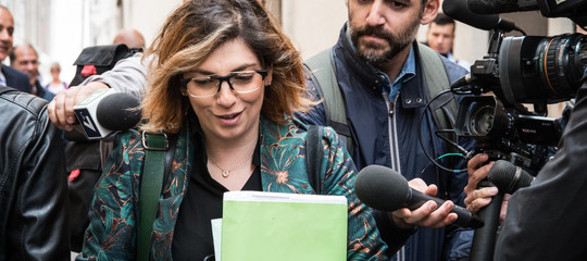 Castelli (M5s): "Stupisce che Savona non faccia un passo indietro"