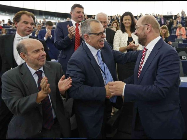 Schulz rieletto. Farage provoca Grillo, show all'Europarlamento
