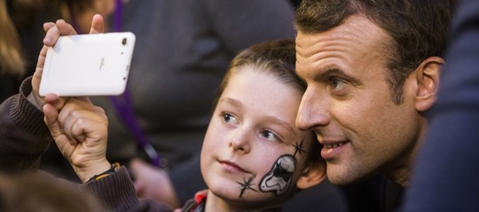 Sui telefonini in classe Bussetti seguirà la linea Macron?