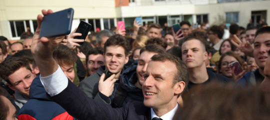 Sui telefonini in classe Bussetti seguirà la linea Macron?