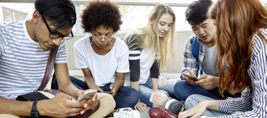 Sui telefonini in classe Bussetti seguirà la linea Macron?