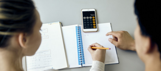 Sui telefonini in classe Bussetti seguirà la linea Macron?