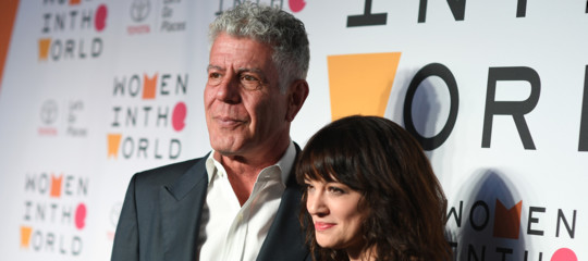 Il grande chef Anthony Bourdain si è ucciso. Era stato compagno di Asia Argento