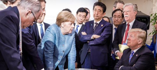 La foto che racconta l'assedio a Trump per convincerlo a rinunciare ai dazi