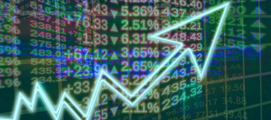 Borse europee chiudono in rialzo, Milano maglia rosa; spread in calo a 235