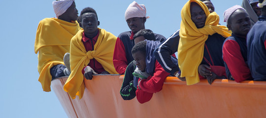 Perché la Spagna sta accogliendo migliaia di migranti che prima sbarcavano in Italia