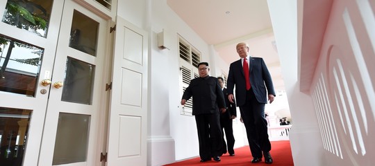 Trump e Kim si sono dati la mano. E hanno preso i primi, importanti impegni