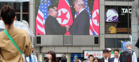 Trump e Kim si sono dati la mano. E hanno preso i primi, importanti impegni