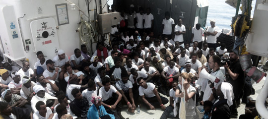 Migranti: iniziati trasferimenti, 90 da Aquarius su nave Guardia Costiera