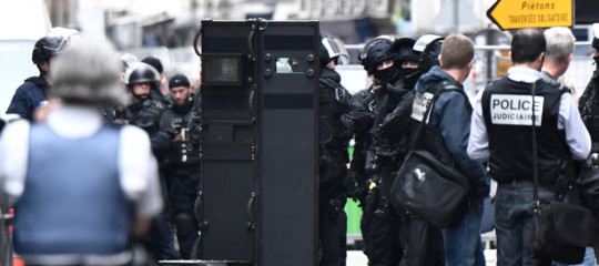 Un uomo armato ha preso in ostaggio 3 persone a Parigi. Cosa sappiamo finora
