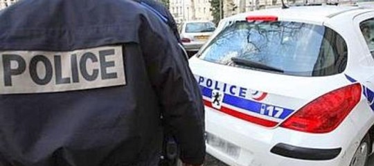 Francia: uomo "armato" cattura 2 ostaggi, vuole parlare con ambasciata Iran