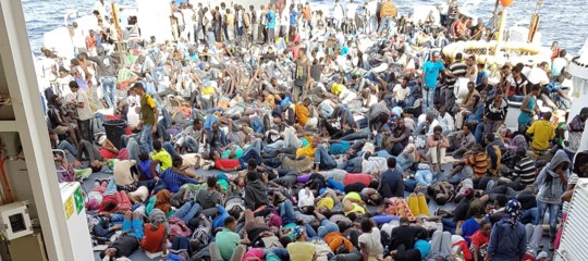 Migranti: oltre 900 arrivati a Catania, a bordo anche 2 cadaveri