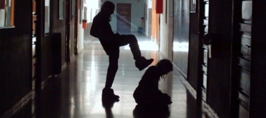 "Suo figlio è bocciato". E il padre cerca di strangolare il giovane docente