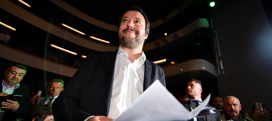 Salvini: "Accetto le scuse di Macron, ma se apre i porti a due o tre barconi è meglio"