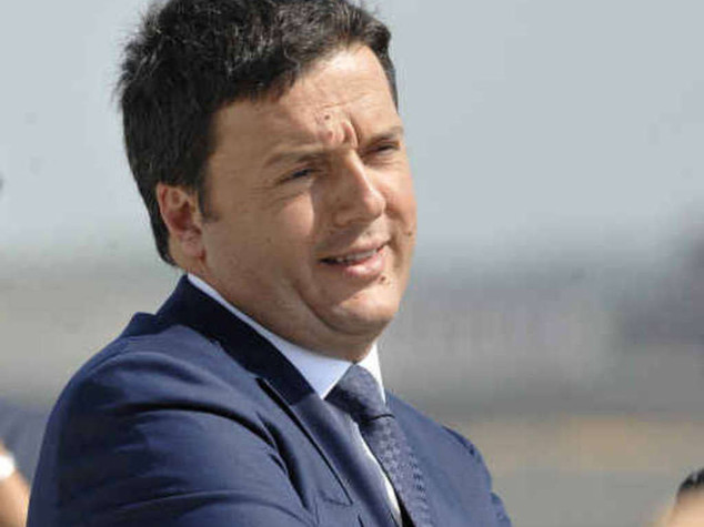 I ministri nelle scuole, Renzi contestato dai precari