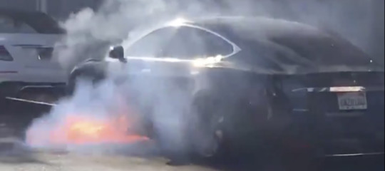 Così ha preso fuoco nel traffico a Los Angeles la Tesla del marito di Mary McCormack