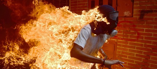 "Potevo esserci io al posto di Josè Victor, il ragazzo in fiamme di Caracas"