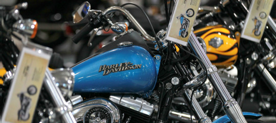 Rappresaglia Ue contro i dazi Usa, colpiti anche i Levi's e le Harley Davidson