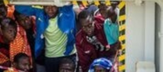 Migranti: Avramopoulos, stiamo studiando meccanismo di sbarco regionale