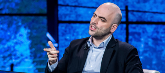 Scontro Saviano Salvini scorta buffone