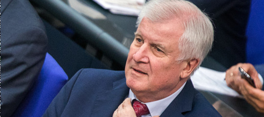 Germania: Seehofer avverte Merkel, "Se mi cacci cade il governo"