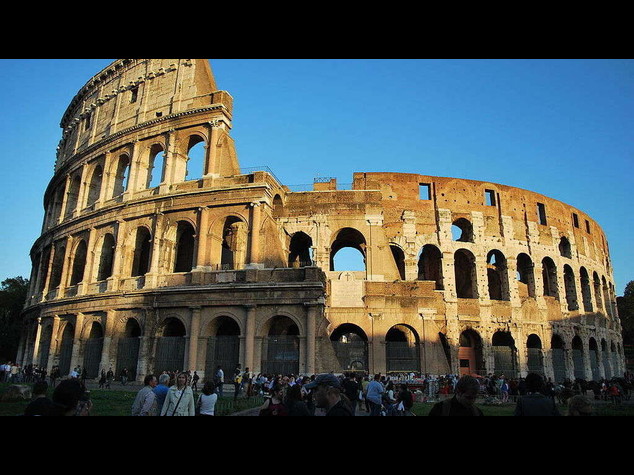 Colosseo: turista russo incide enorme 'k' su muro, arrestato per "danneggiamento aggravato"