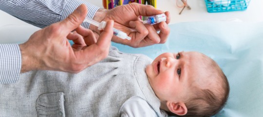 Tra paure e falsi miti, in cosa credono (e non credono) i no vax
