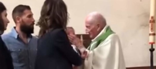 Il bimbo piange al battesimo. E il prete lo schiaffeggia