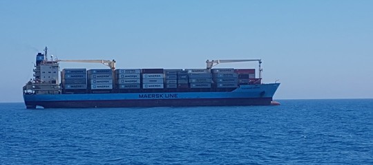 Migranti: c'è un cargo al largo di Pozzallo con 113 persone a bordo