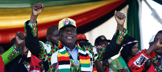 Zimbabwe: esplosione al comizio del presidente Mnangagwa, lui illeso