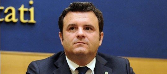 "Vogliamo solo far rispettare le leggi del mare". Intervista a Gian Marco Centinaio