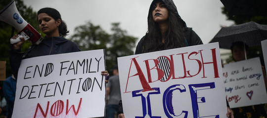 Gli Usa non separeranno più le famiglie clandestine dai bambini. Il problema ora sono i ricongiungimenti