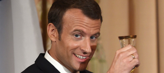 Porcellane e piscine. Le spese faraoniche di monsieur Macron