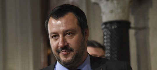 Migranti: Salvini in partenza per la Libia, selfie sull' aereo militare