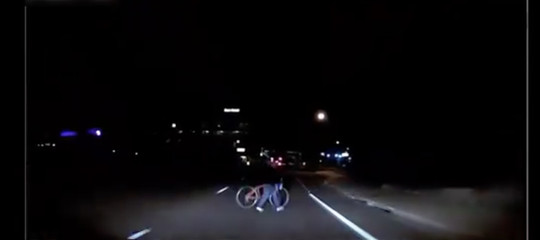 Cosa faceva la pilota di riserva nell'auto a guida autonoma che uccise un pedone
