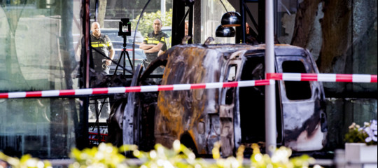Le immagini dell'attacco al Telegraaf, furgone incendiario contro la sede del giornale