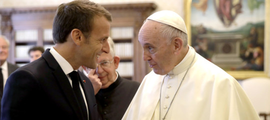 Lungo colloquio fra Macron e il Papa, tre baci e una carezza