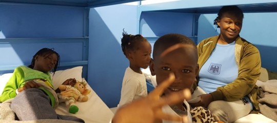 Lo sbarco nella notte a Pozzallo, per riabbracciare finalmente la mamma