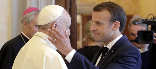 Migranti e futuro dell'Ue al centro del colloquio tra Macron e il Papa