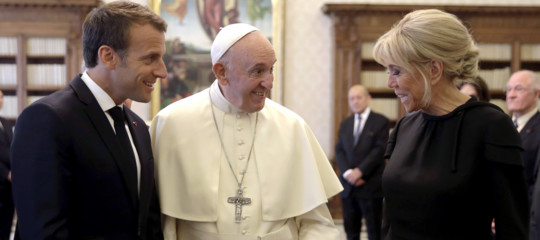 Doni, baci e onorificenze. La giornata di Macron in Vaticano