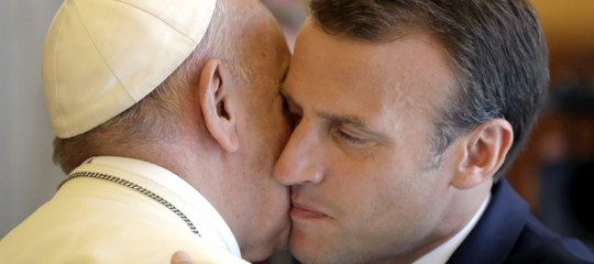 Doni, baci e onorificenze. La giornata di Macron in Vaticano