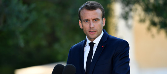 Doni, baci e onorificenze. La giornata di Macron in Vaticano